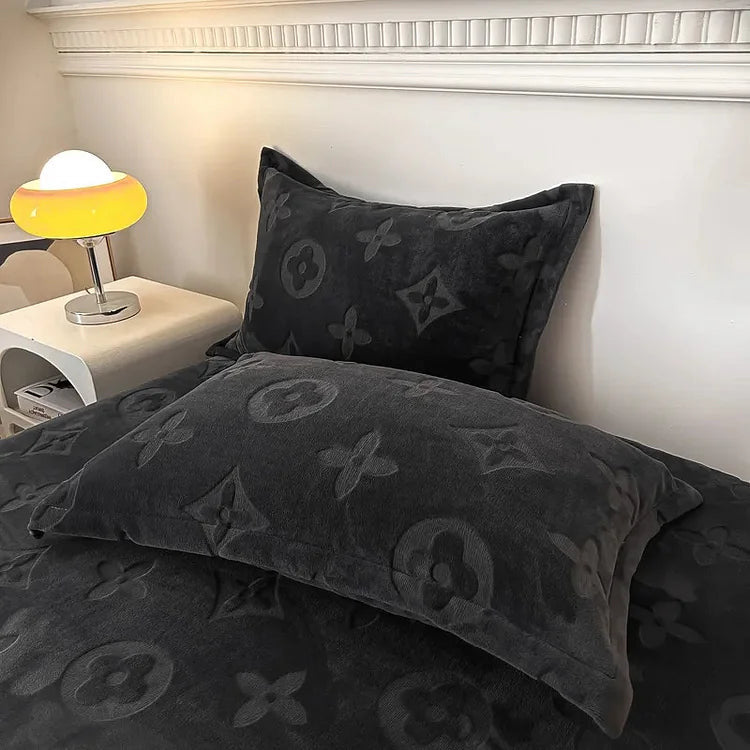 VelvetDream™ 4-Piece Bedding Set (Duvet Cover + Fitted Sheet + 2 Pillowcases)