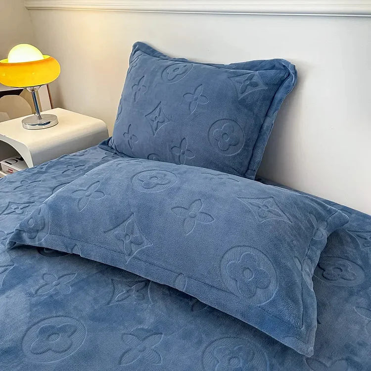 VelvetDream™ 4-Piece Bedding Set (Duvet Cover + Fitted Sheet + 2 Pillowcases)