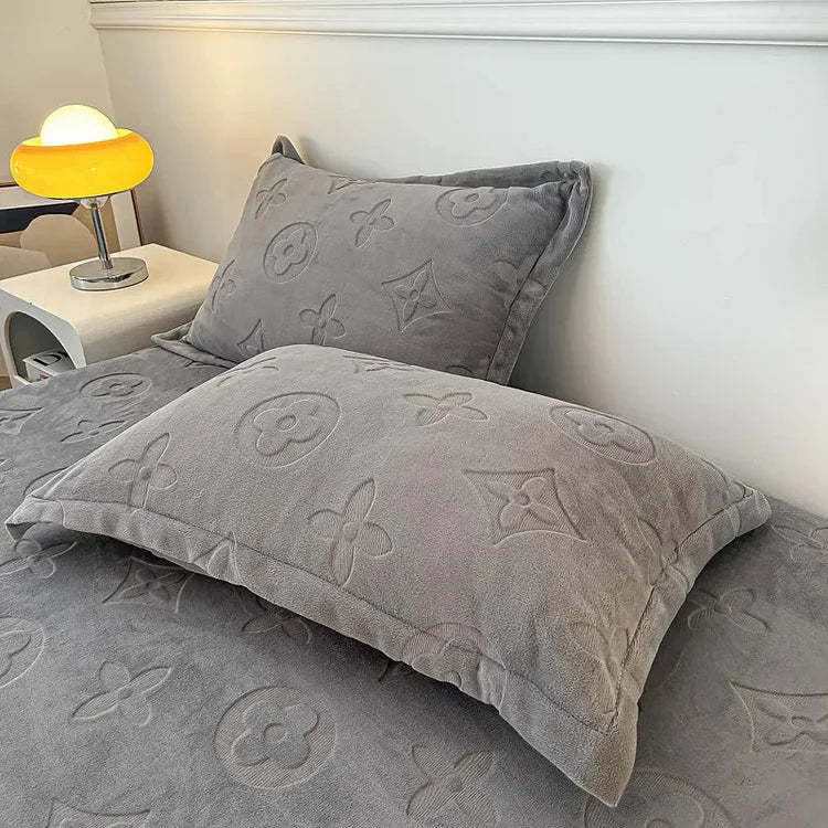 VelvetDream™ 4-Piece Bedding Set (Duvet Cover + Fitted Sheet + 2 Pillowcases)